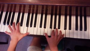 ピアノを弾く生徒さんの手