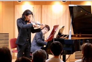 ヴァイオリンの鍵冨